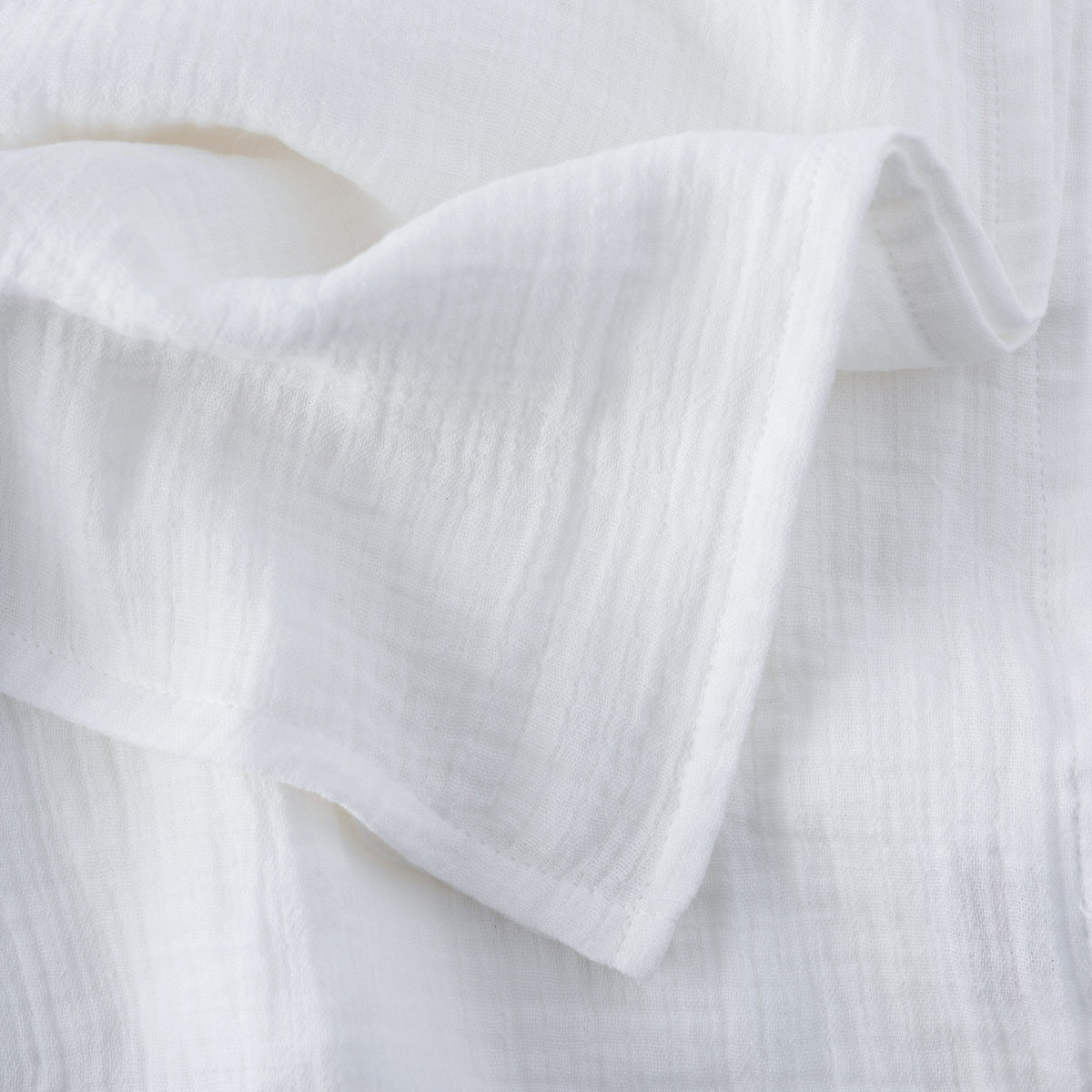 Cloud organic cotton muslin, close-up
