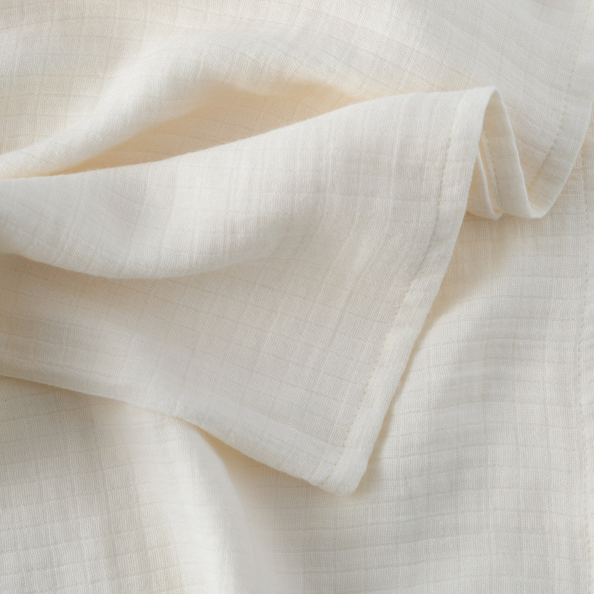 Cream organic cotton muslin, close-up
